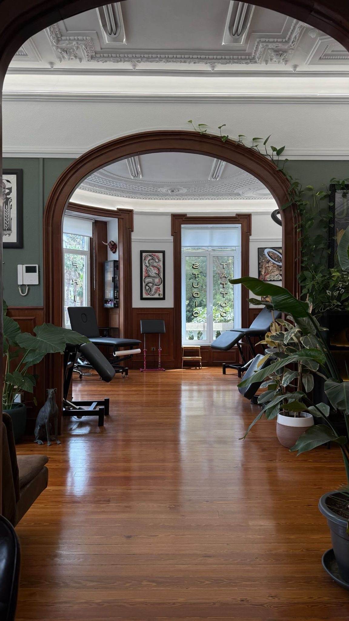 Interior del estudio Frio Norte Tattoo en Vigo